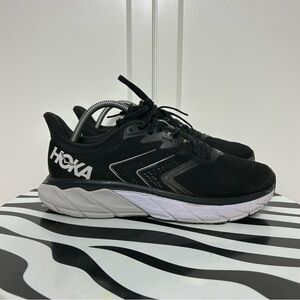 Hoka Arahi 5 Black and Gray Athletic Shoes